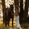 Brauner Traber mit Braut beim After-Wedding-Shooting im Abendlicht